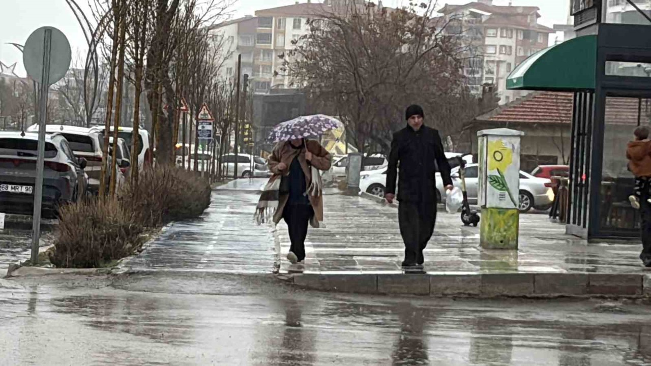 Aksaray’da rüzgar ve şiddetli yağmur etkili oluyor
