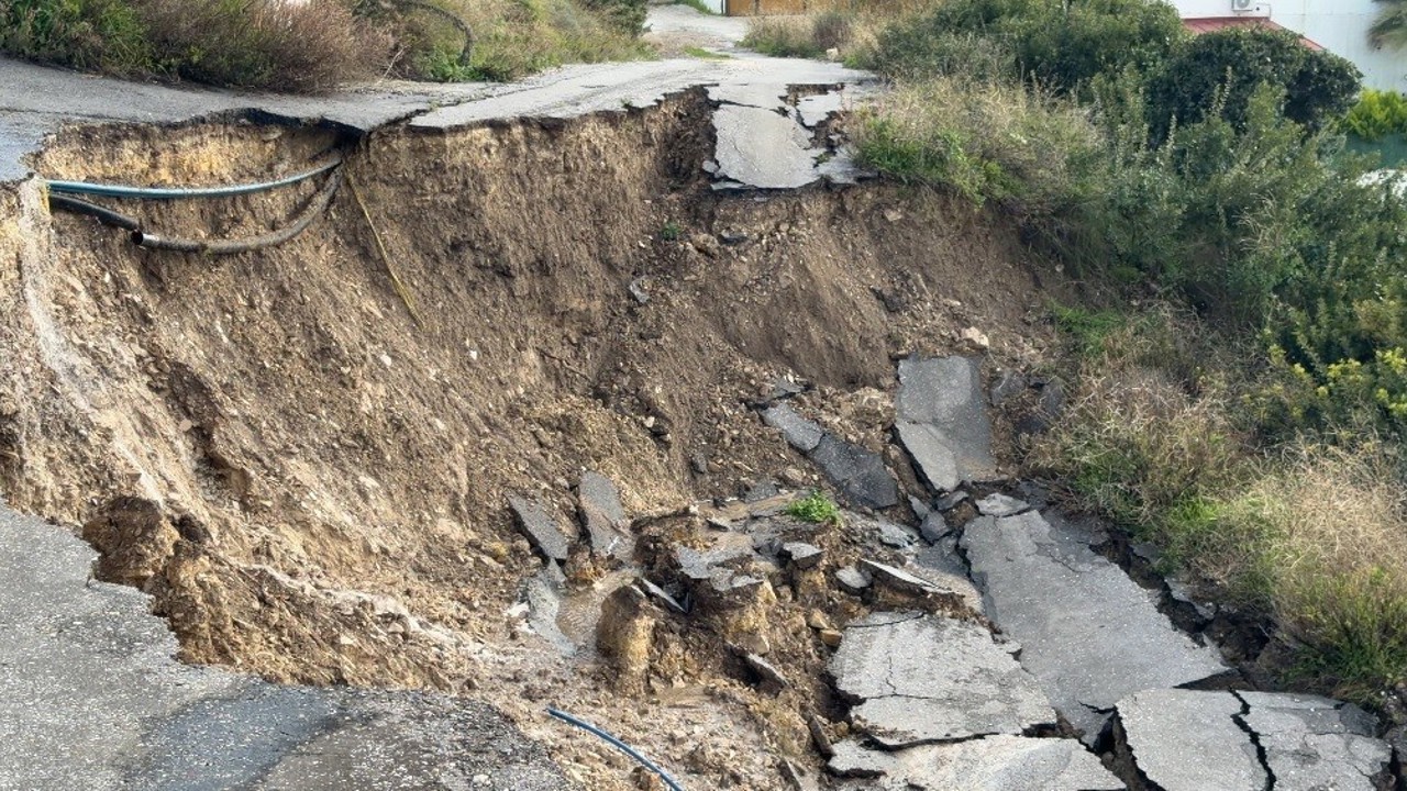Yağışlar heyelanı tetikledi: Çeşme’de toprak kayması
