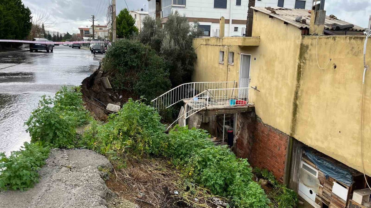 İzmir’de evin istinat duvarı çöktü: 3 kişi tahliye edildi
