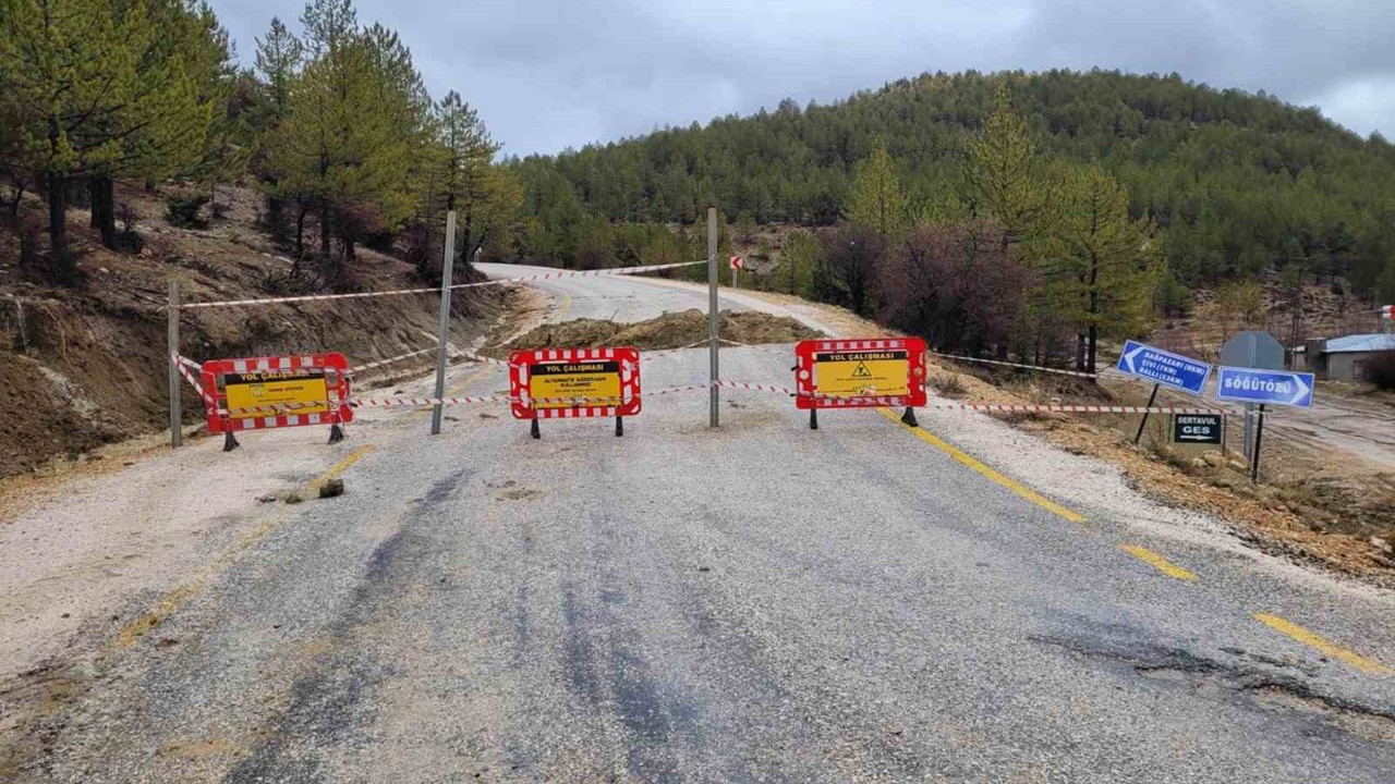 Mut’ta aşırı yağış nedeniyle Çivi Mahallesi, Söğütözü yayla yolu ulaşıma kapandı

