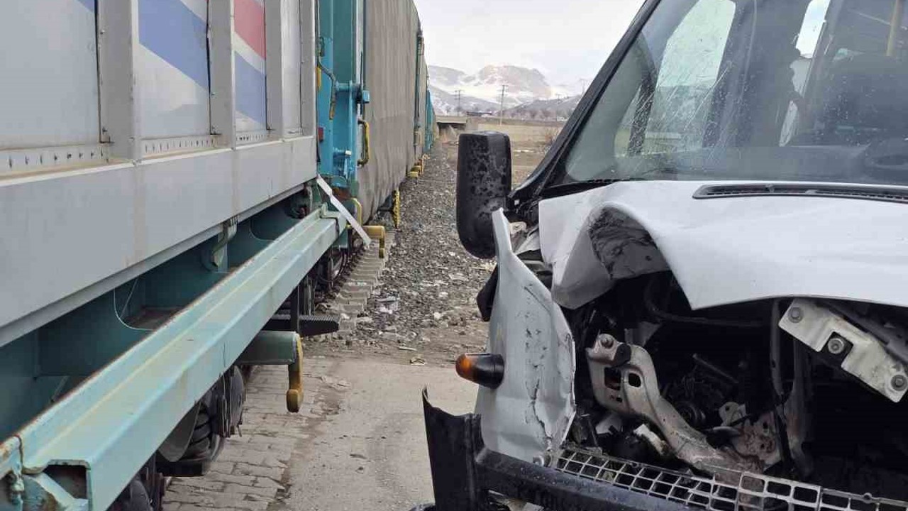 Van’da faciadan dönüldü: Tren ile okul servisi çarpıştı
