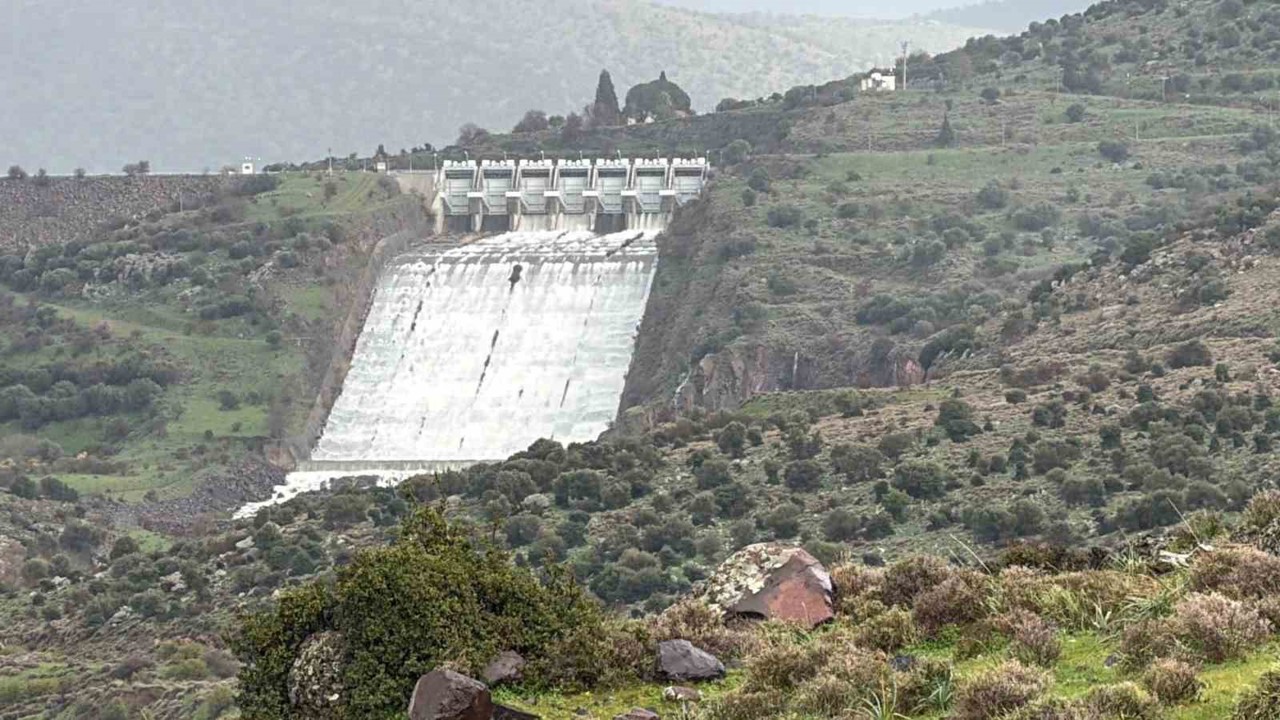 İzmir’de aşırı yağışlar sonrası barajlardan kontrollü su bırakılıyor
