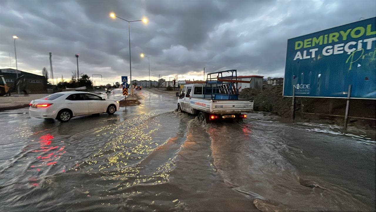 Niğde’de sağanak ve fırtına etkili oldu
