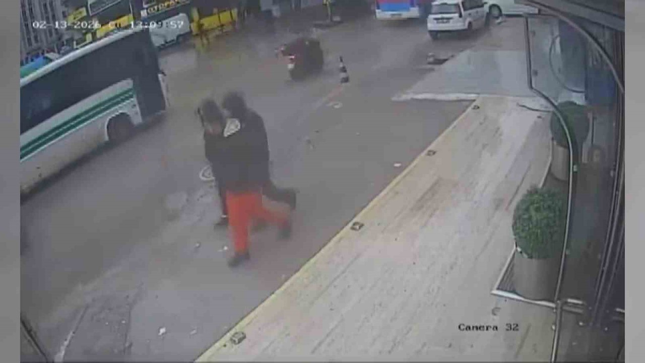 Çukura düşen motosikletli, otobüsün altında kalmaktan son anda kurtuldu
