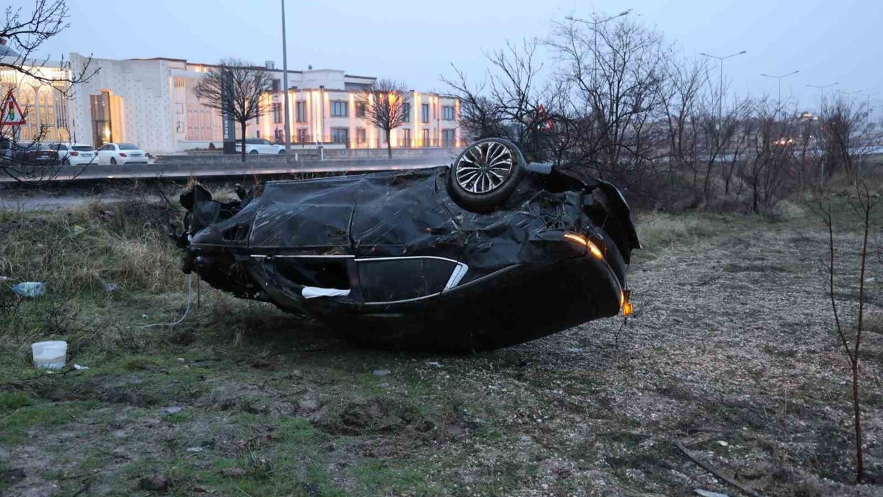 Kontrolden çıkan otomobil takla attı: 2 yaralı
