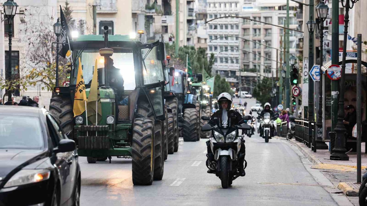 Atina’da çiftçilerden, parlamento binası önünde traktörlü protesto
