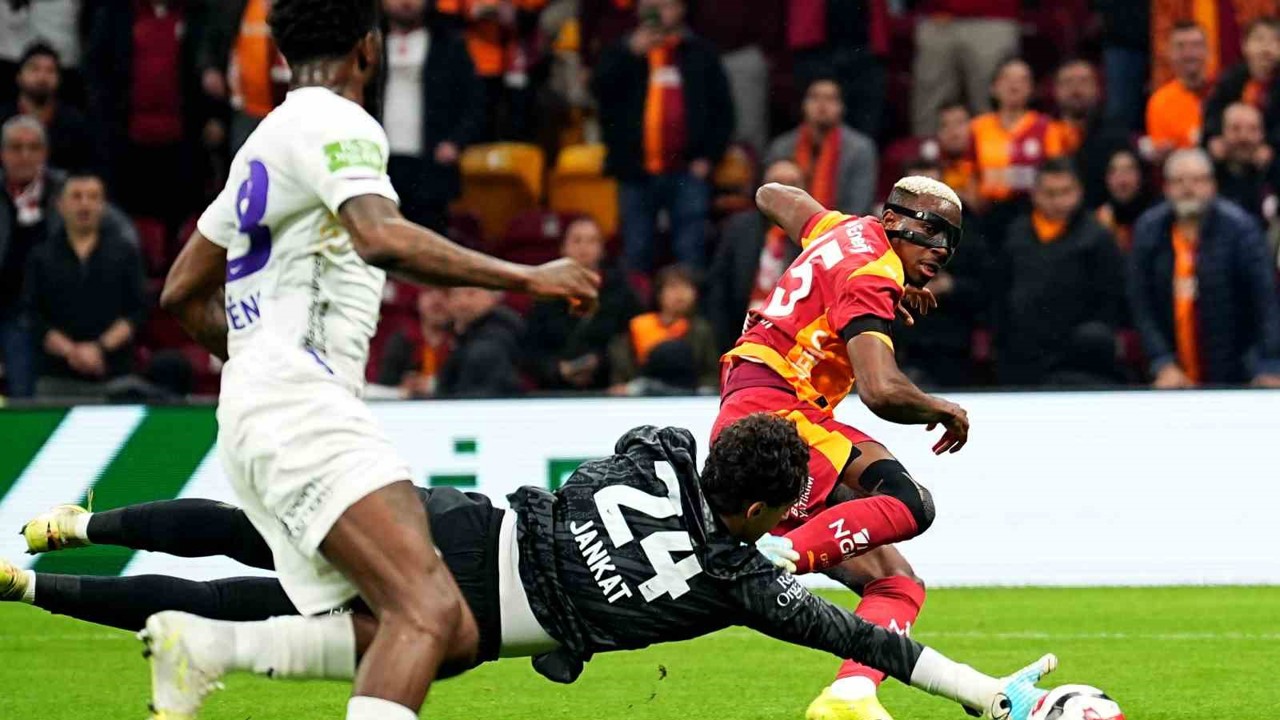 Trendyol Süper Lig: Galatasaray: 2 - Eyüpspor: 0 (İlk yarı)
