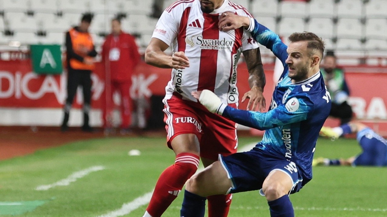 Trendyol Süper Lig: Antalyaspor: 2 - Samsunspor: 0 (İlk yarı)
