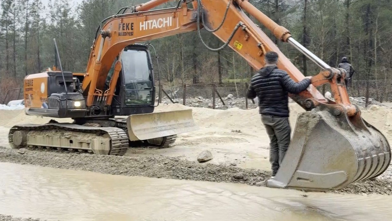 Adana’da sel ve heyelanlar ulaşımda aksamalara neden oldu

