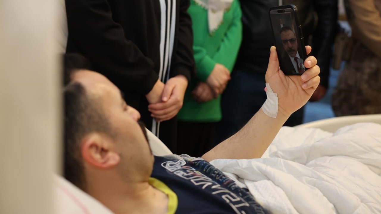 Bakan Çiftçi, operasyonda yaralanan özel harekat polisiyle görüntülü konuştu
