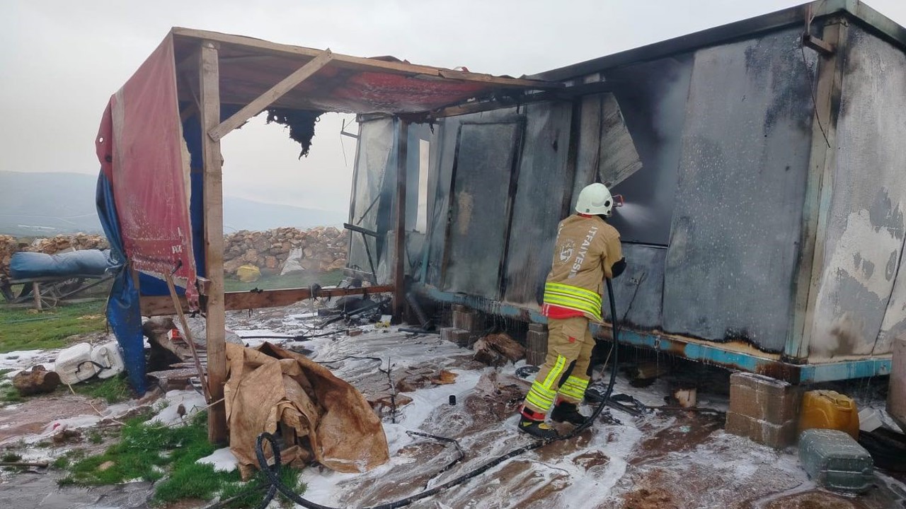 Reyhanlı’da alevlere telsim olan konteyner yandı
