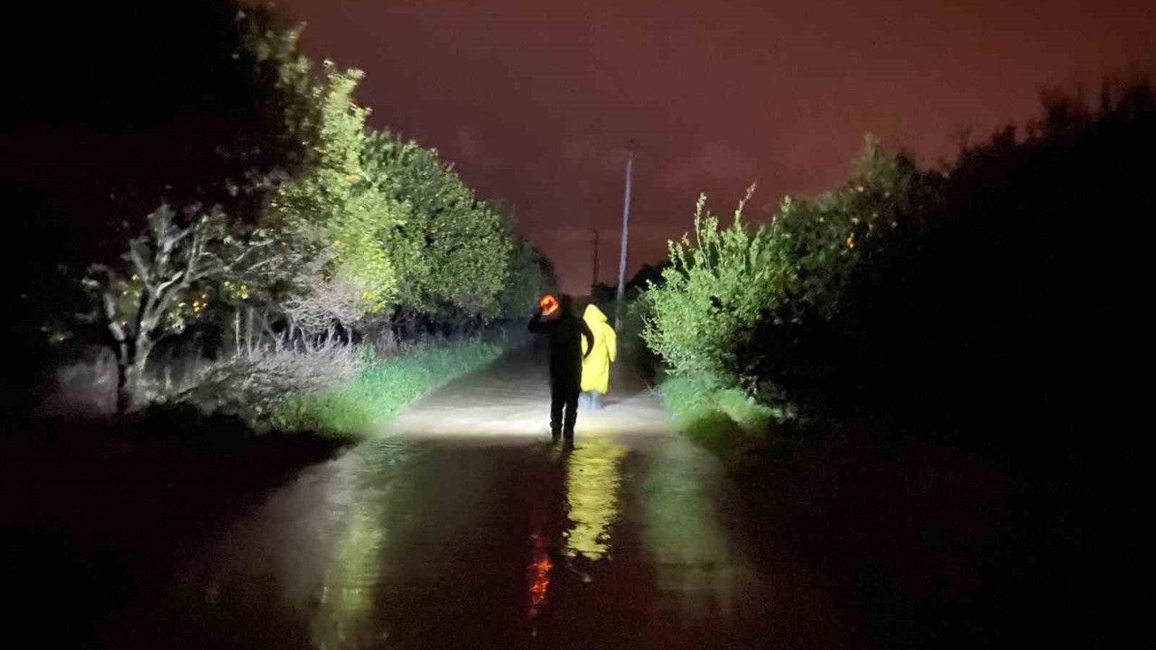 Antalya’da sel sularının bastığı barınakta mahsur kalan 27 köpek botlarla kurtarıldı
