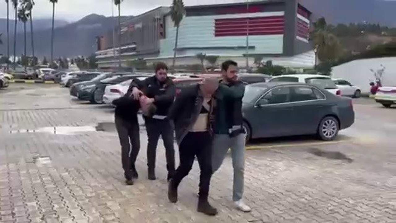 Polis memuruna kafa atan ve hakaret eden şahıs tutuklandı
