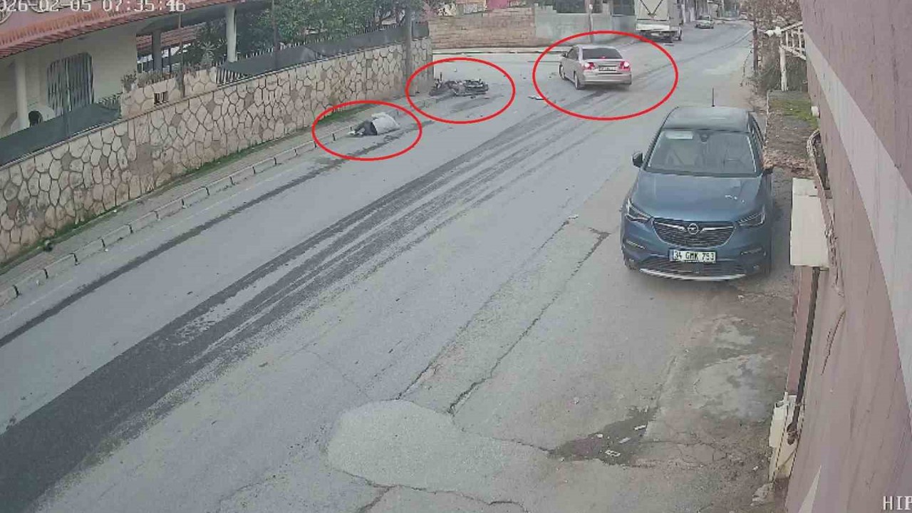 Otomobille çarpışan motosiklet sürücüsünün metrelerce havaya savrulduğu anlar kamerada
