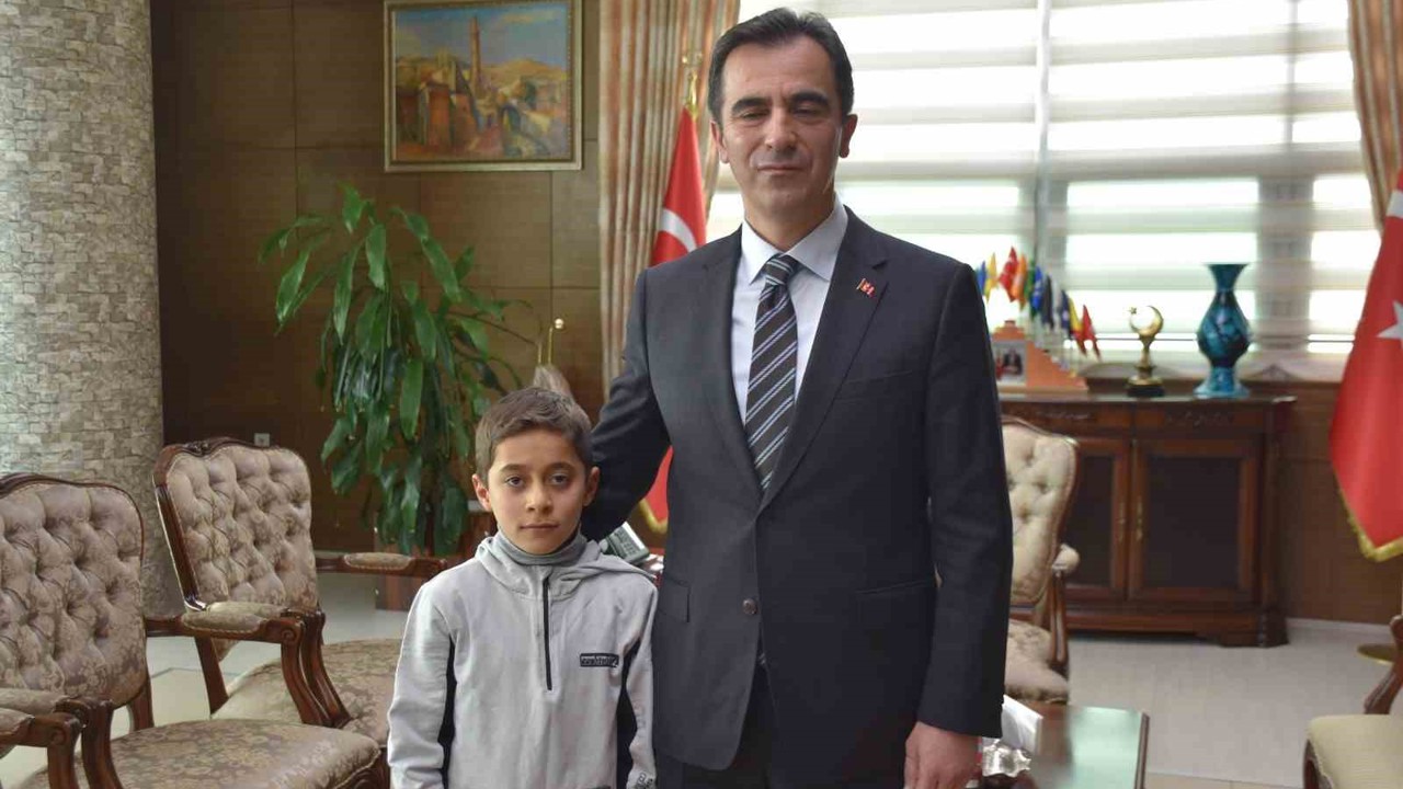 Vali Karakaya’dan kar altında İstiklal Marşı okuyan öğrenciye teşekkür
