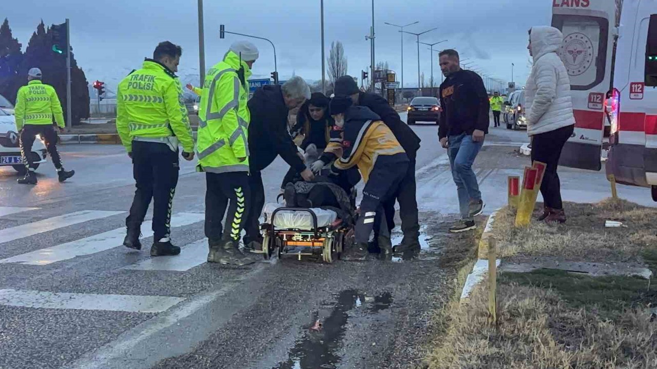 Erzincan’da iki araç çarpıştı: 2 yaralı
