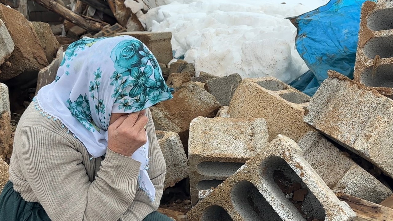 Yüksekova’da bir annenin sessiz feryadı: Zine Teyze yıkılan ahırının başında gözyaşlarına boğuldu
