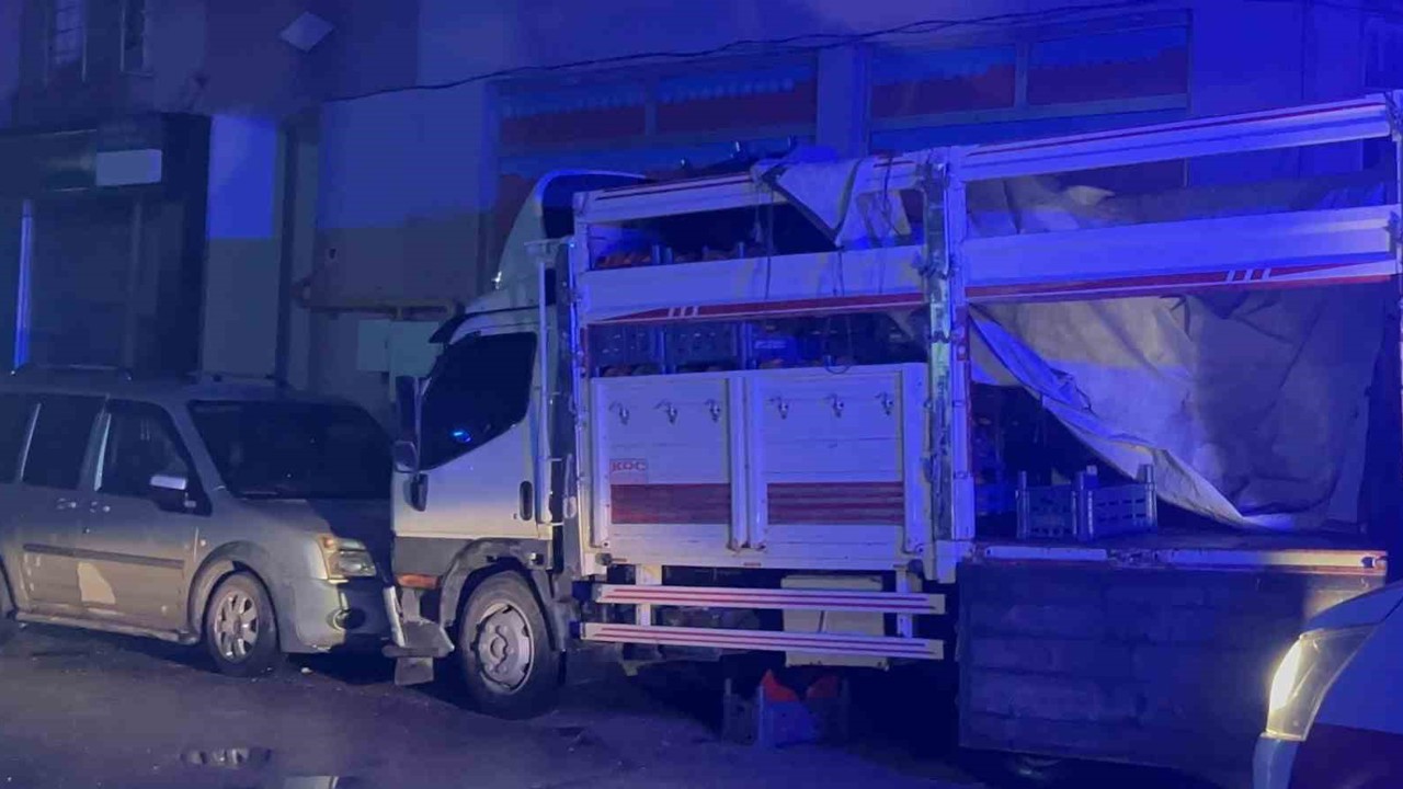 Genç kız, 4. kattan kamyonet kasasına düşüp ağır yaralandı
