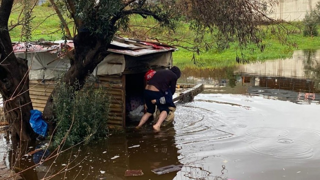 İtfaiye eri vatandaşı sırtında taşıdı
