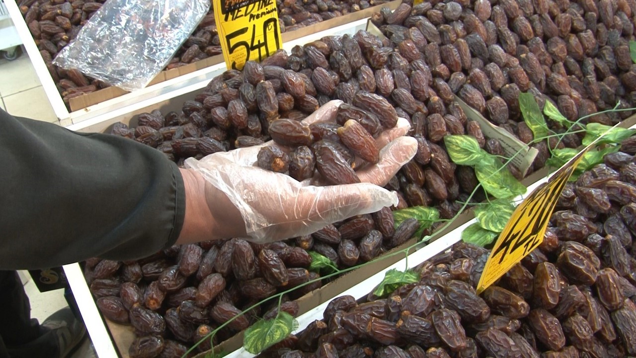 Ramazan Ayı’nın yaklaşmasıyla hurma ve helva satışları yoğunlaştı
