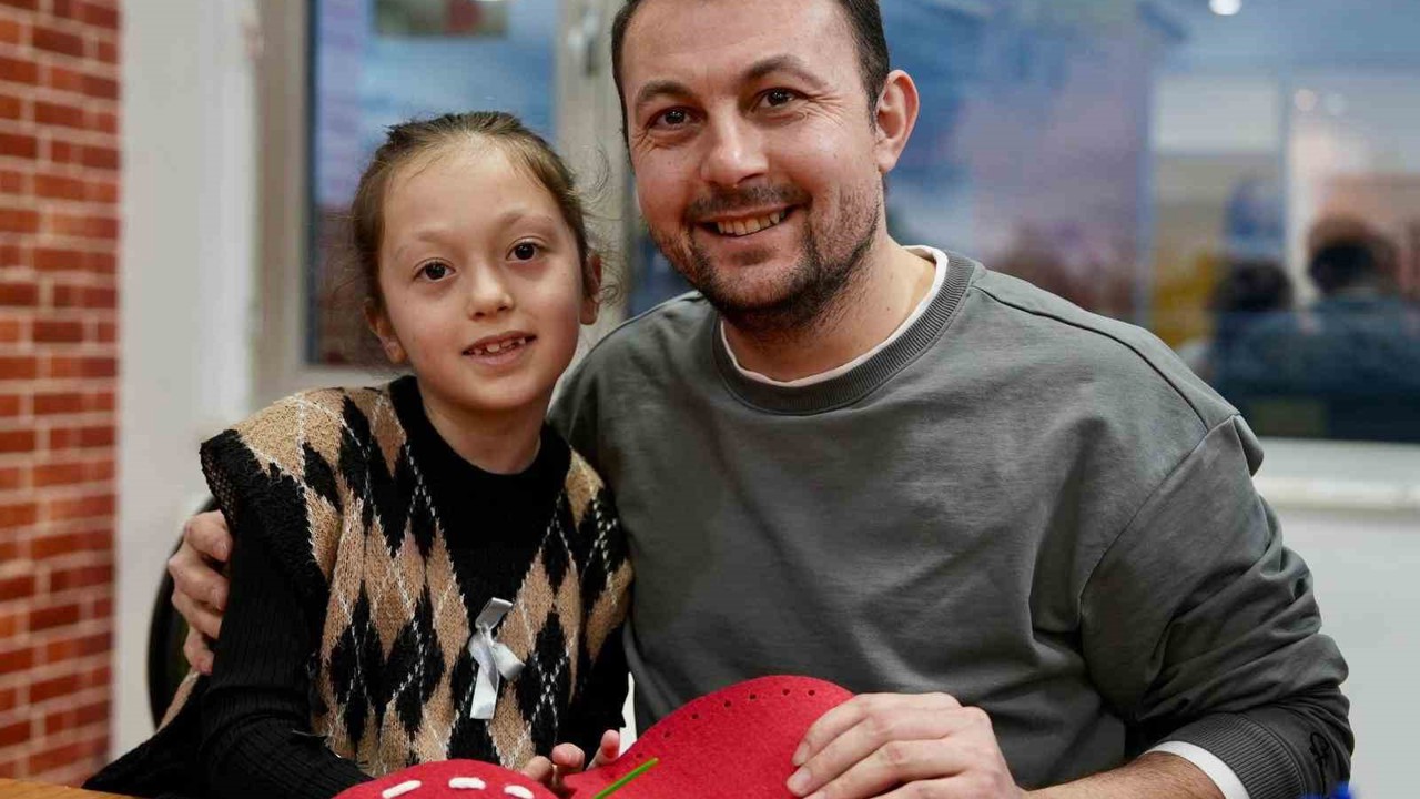 Babalar kızlarıyla 14 Şubat için kalp yastık yaptı
