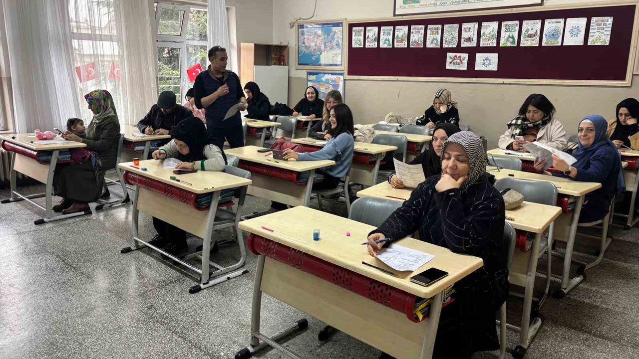 İlkokulda veliler kitap okuma yarışmasında ter döktü
