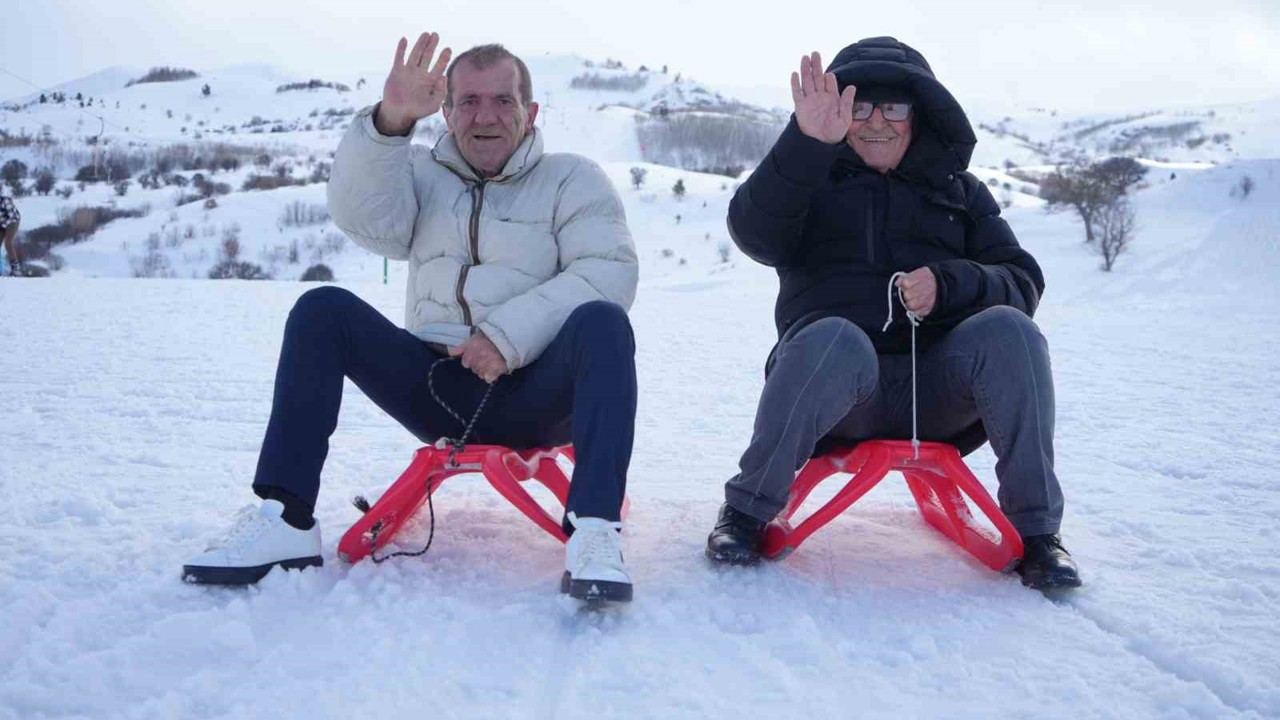 Bayburt’ta yaşlıların kar eğlencesi: Kızakla kaydılar, kar motoruyla tur attılar
