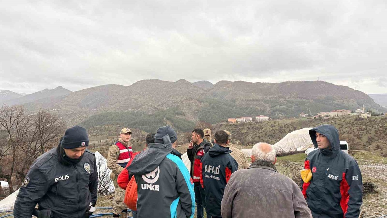 Siirt’te fırtına 20 kişilik ailenin çadırını yıktı
