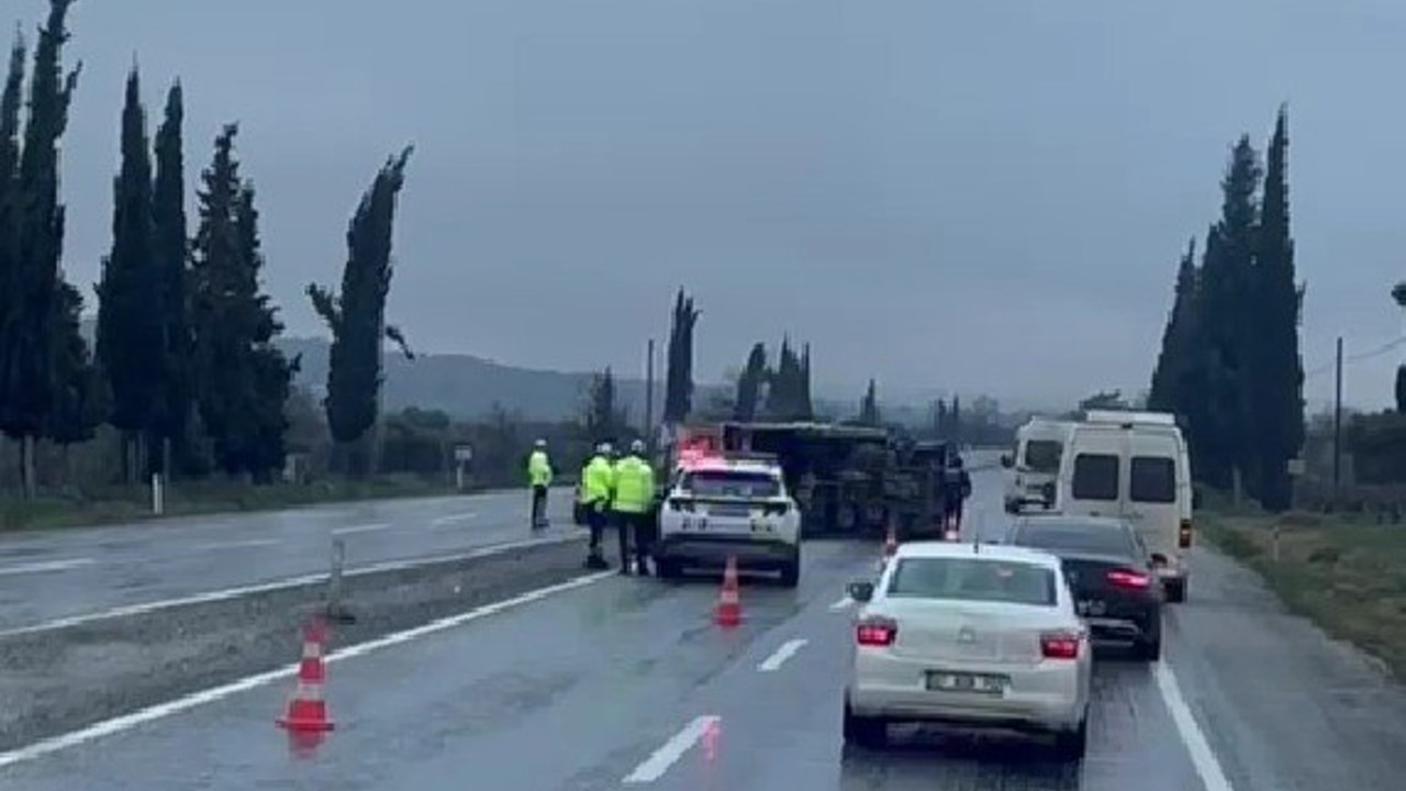 Buldan’da portakal yüklü kamyon refüje devrildi
