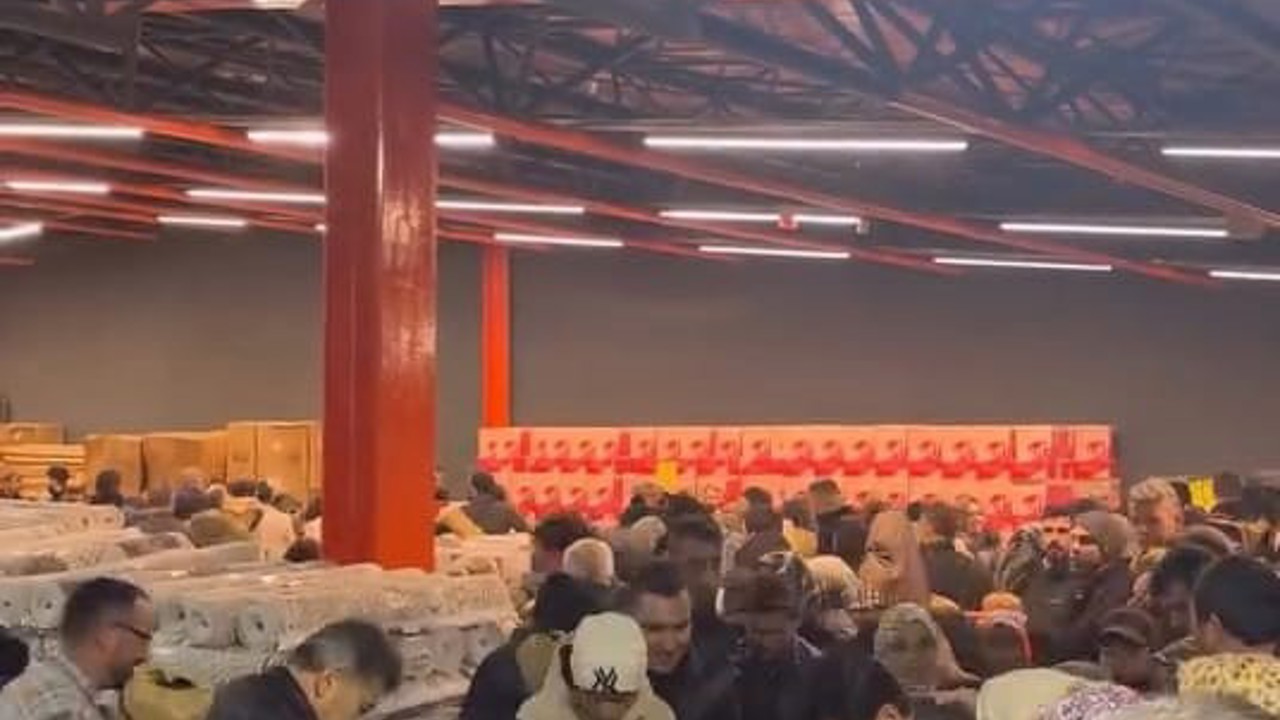 100 TL’lik indirim izdihamı: Birbirlerini ezdiler
