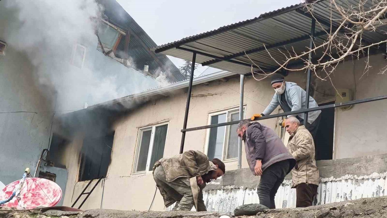 Tunceli’deki ev yangını ekiplerin müdahalesi ile söndürüldü
