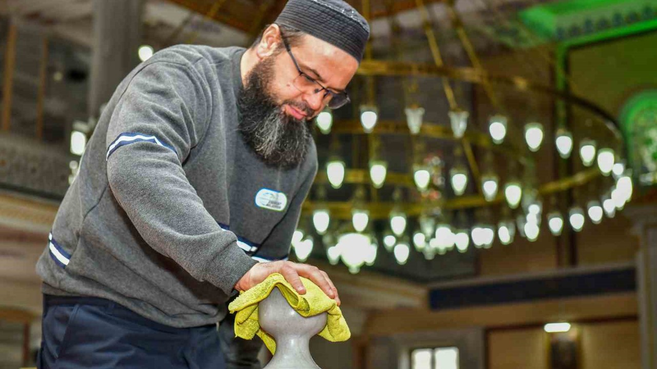 Esenyurt’ta camiler Ramazan’a hazır: Camiler dip köşe temizleniyor

