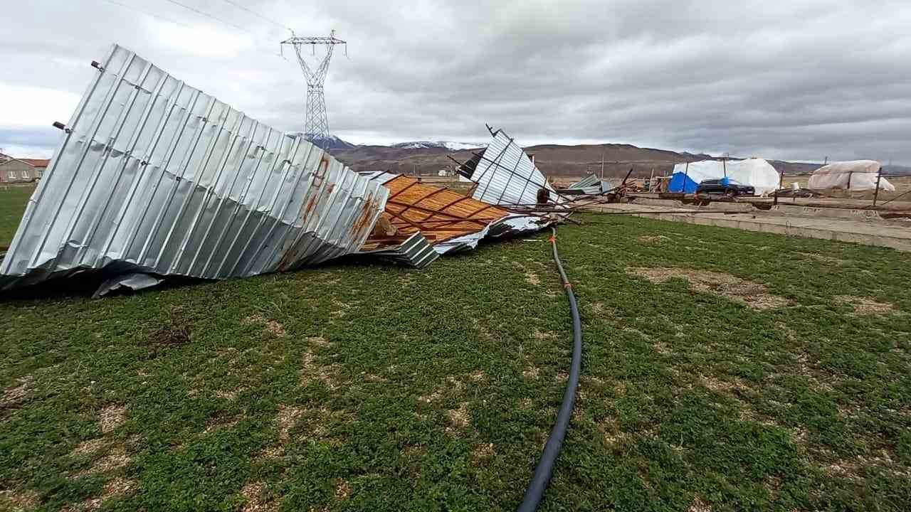 Şiddetli rüzgar ahırın çatısını uçurdu
