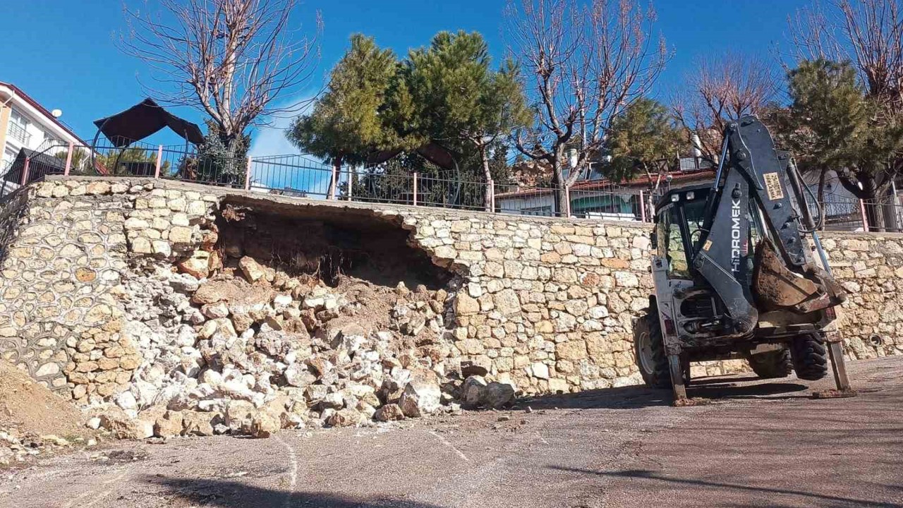 Ermenek’te seyir terasının istinat duvarı yıkıldı
