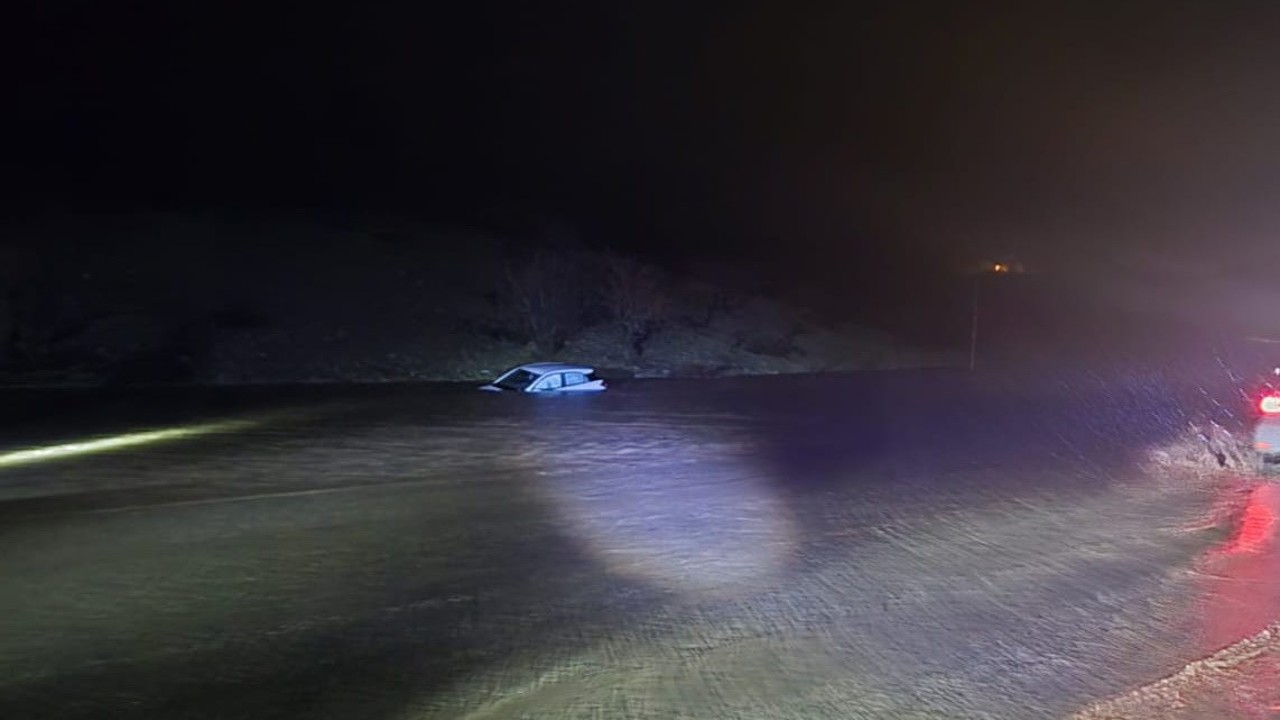 Suya gömülen araçta 1 kişi yaralandı
