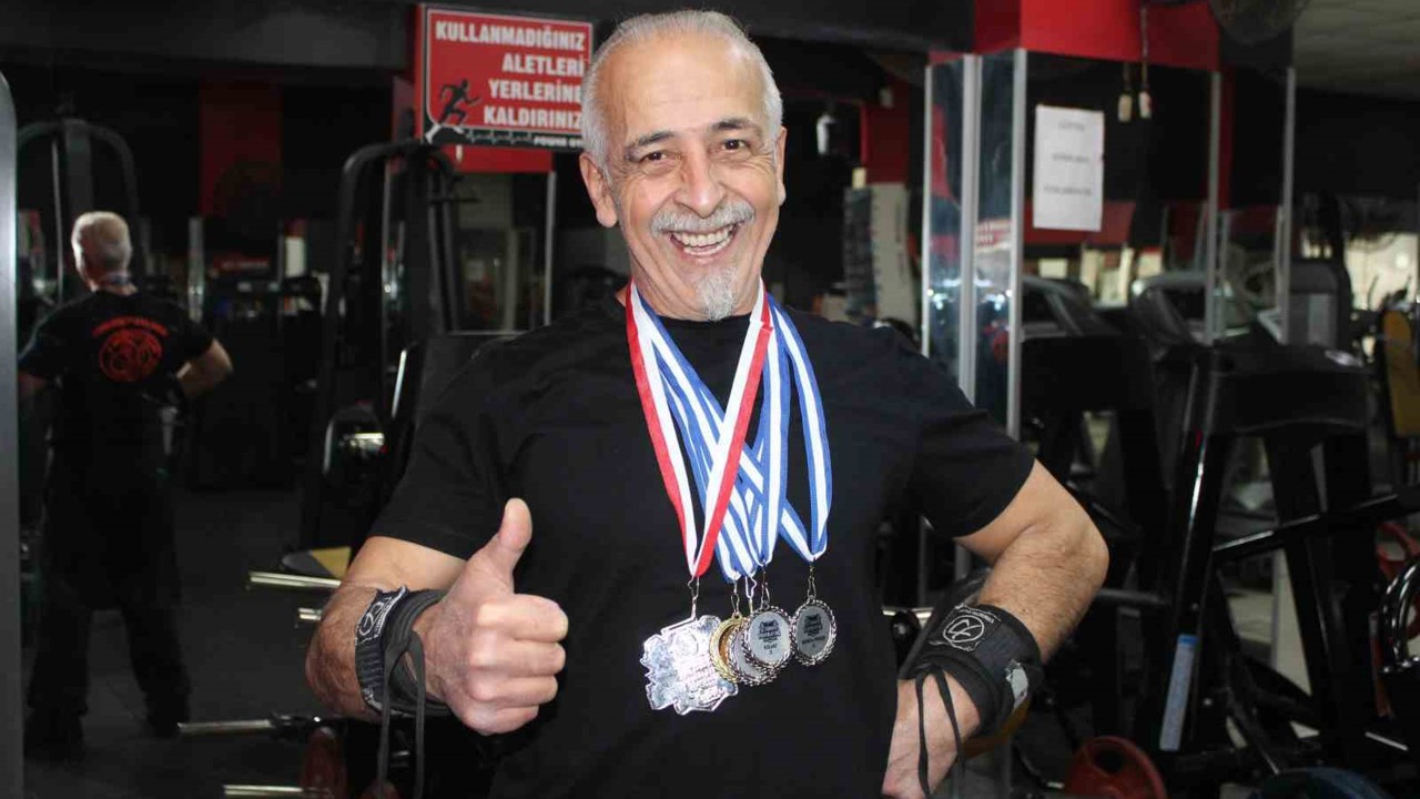 Rakip bulamayan ve gençlerle yarışan 65 yaşındaki Hakkı Bozat 420 kilo kaldırdı
