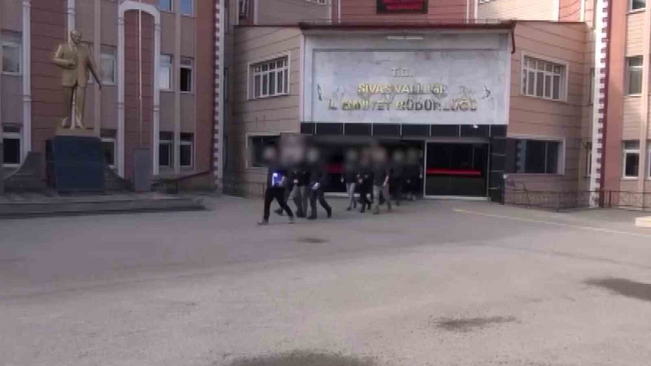 Dini istismar eden terör yapılanmasına eş zamanlı baskın: 4 tutuklama
