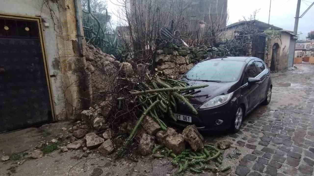 Tarsus’ta duvar çöktü, park halindeki araç zarar gördü
