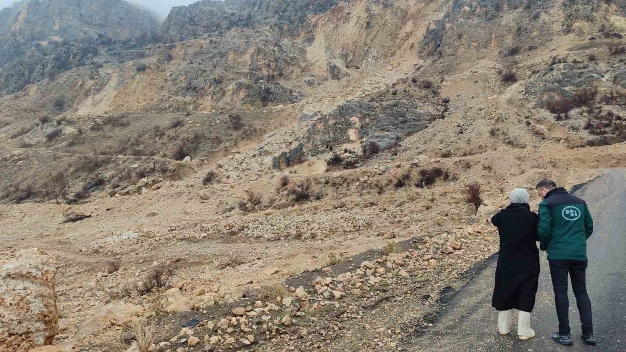 Heyelan bölgesinde inceleme
