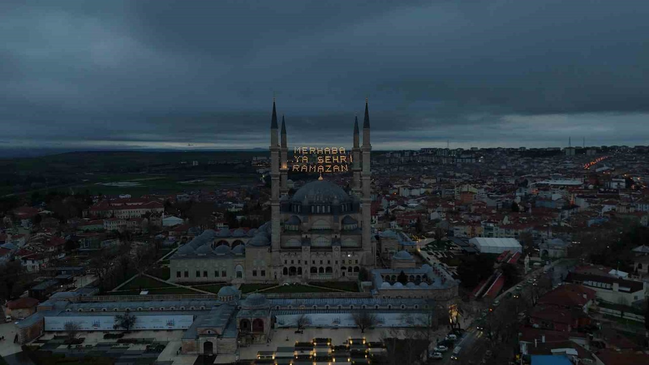 Selimiye Camii’nin minarelerine Ramazan mahyası asıldı
