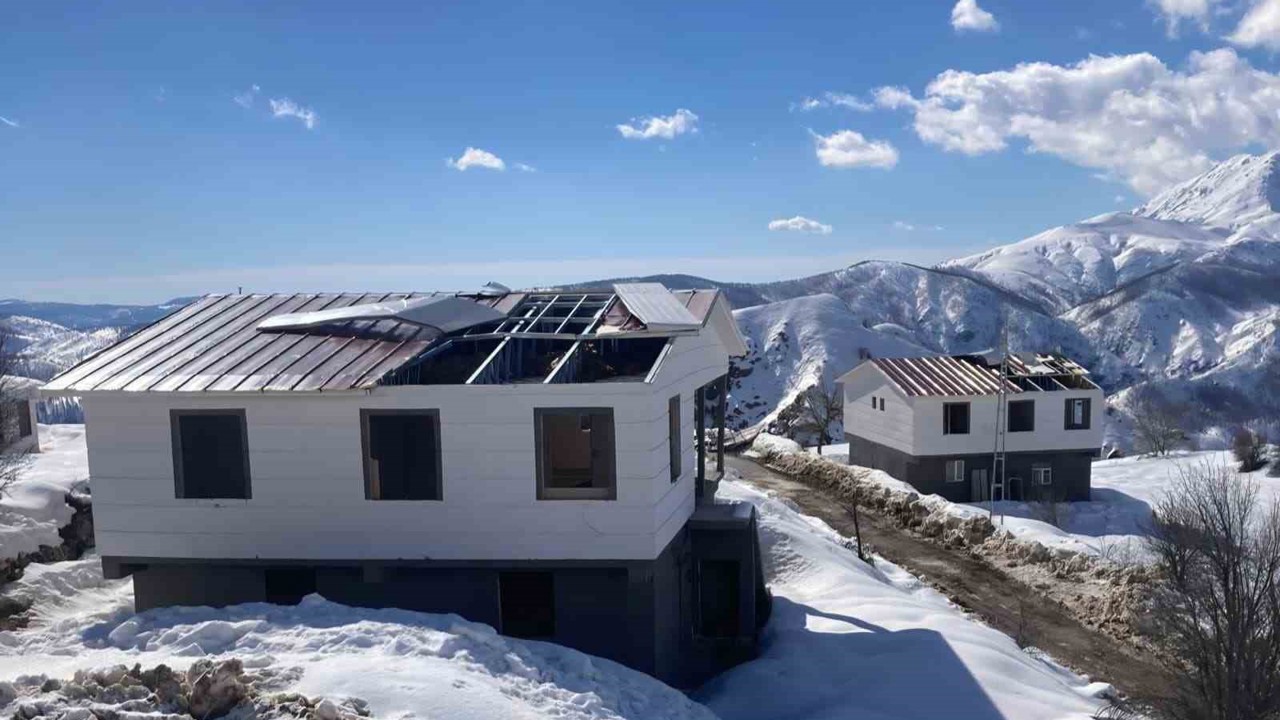 Konutların çatıları şiddetli rüzgara dayanamadı
