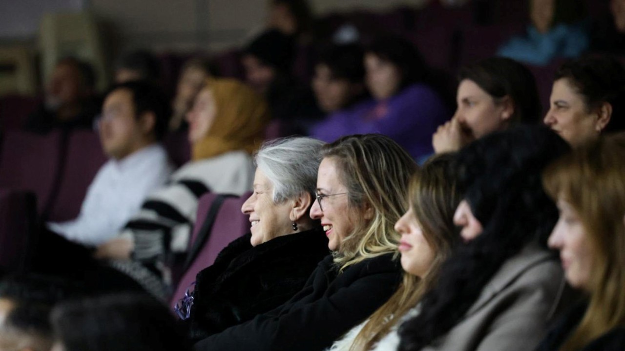 "Git Başımdan" oyunu sanatseverlerle buluştu
