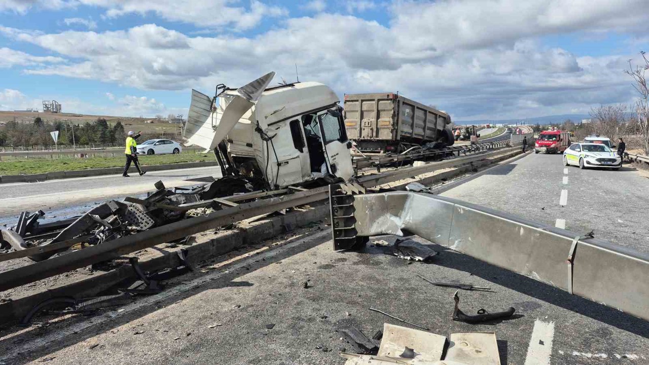 Yönlendirme tabelasına çarpan tırın ön kabini koptu: 1 yaralı
