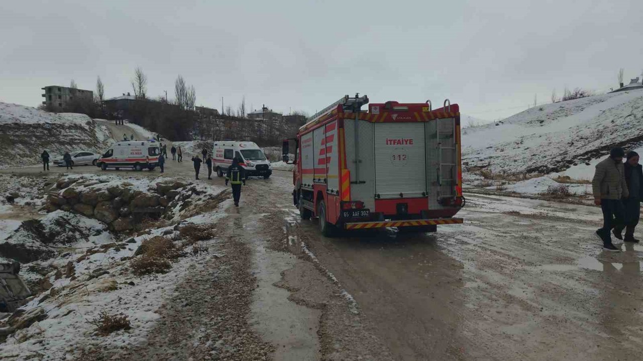 Van’da otomobil dereye uçtu: 3 yaralı
