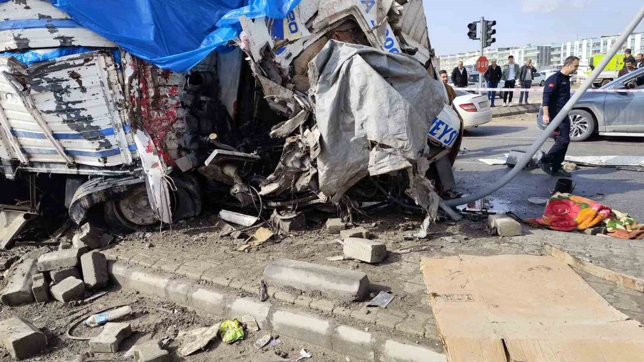 Şanlıurfa’da freni patlayan kamyon araçların arasına daldı: 1 ölü, 3 yaralı
