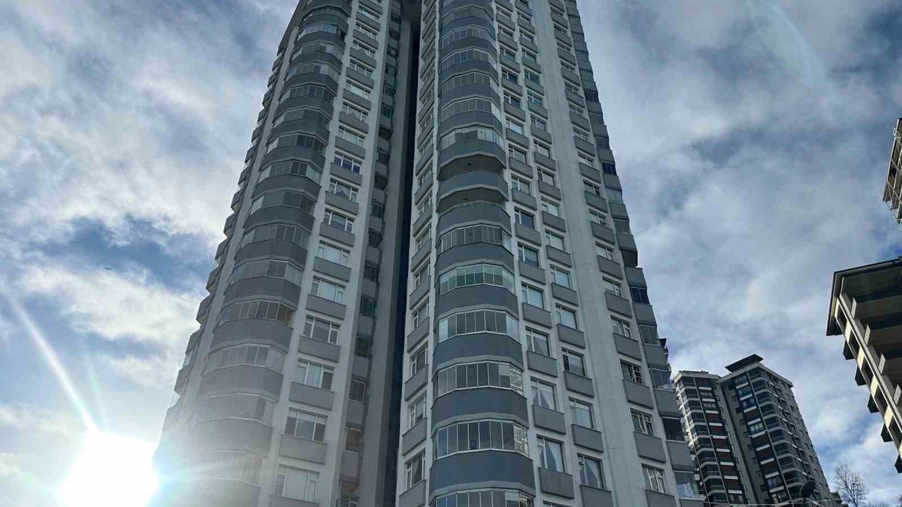 Rize’de binanın 10. katından düşen akademisyen yaşamını yitirdi
