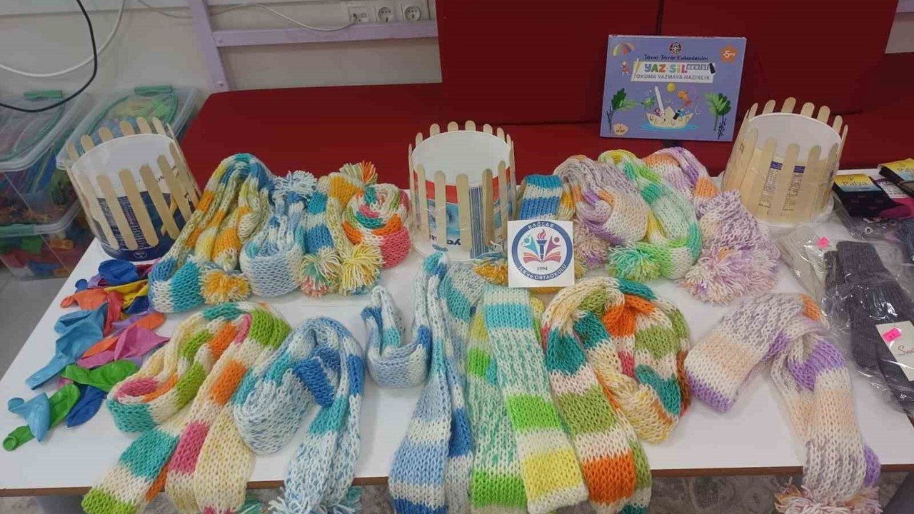 Minik yüreklerden depremzede çocuklara "Gönül Atkısı"
