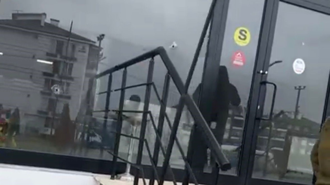 Bolu’da emlak ofisine silahlı saldırı: Lüks cip ve iş yeri kurşunların hedefi oldu
