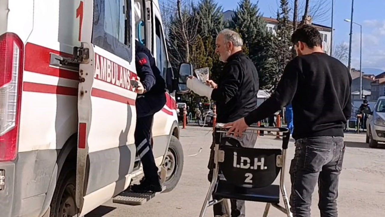 Ağaç budarken bileğini kesti
