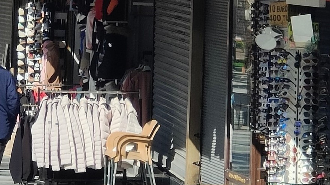 Kuşadası’nda kuyumcu soygununa "kepenk" engeli
